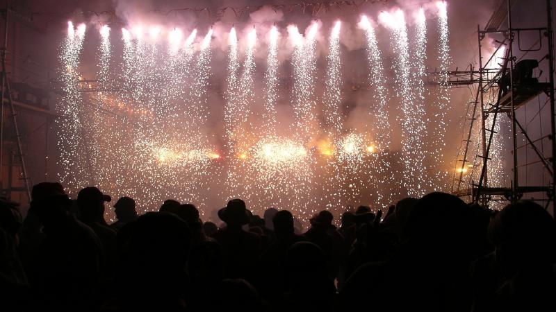 Une foule assiste à une pluie de feux d&#039;artifices lors d&#039;un spectacle.