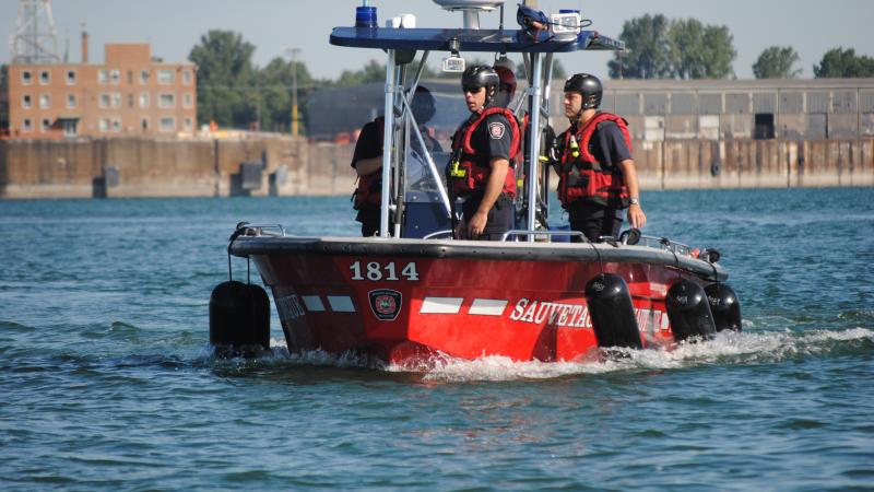 L&#039;équipe de pompiers sauveteurs en bateau, lors d&#039;une simulation de sauvetage nautique.