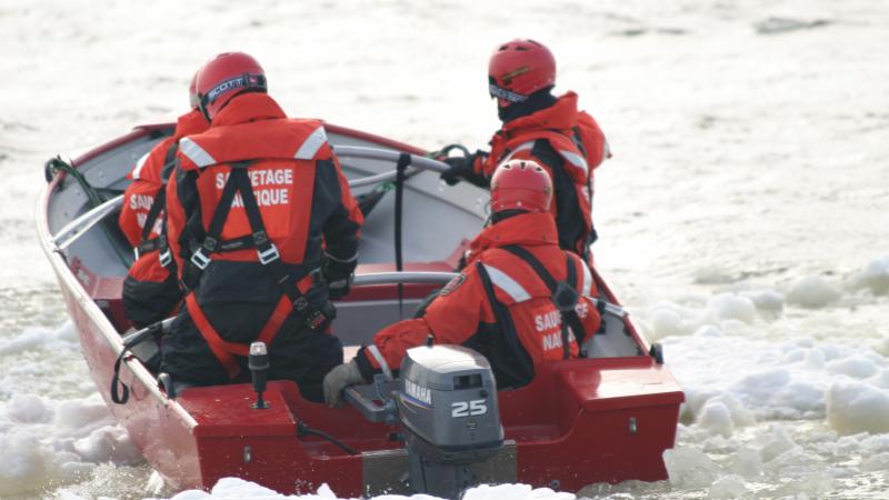 L&#039;équipe de pompiers sauveteurs en bateau, lors d&#039;une simulation de sauvetage sur glace. 