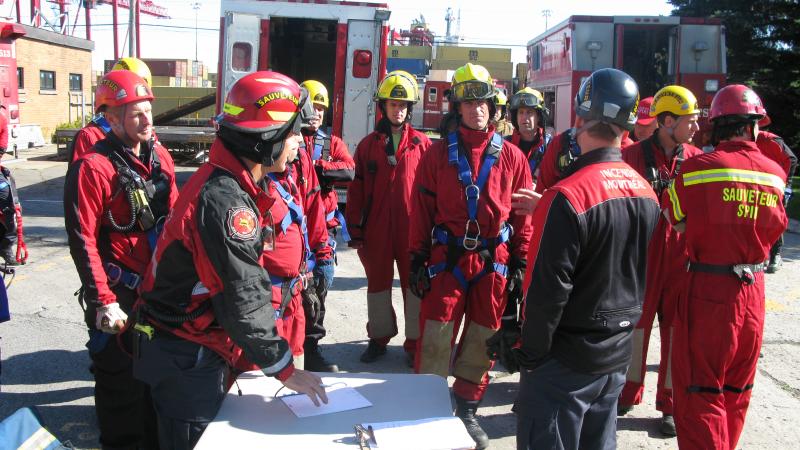 L&#039;équipe spécialisée en sauvetages techniques lors d&#039;une simulation de sauvetage en tranchée. 