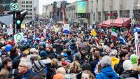 Une multitude de manifestants sont rassemblés dans les rues de Montréal pour le Jour de la Terre.