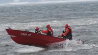 L'équipe spécialisée en sauvetages sur glace en bateau, lors d'une simulation. 