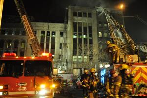 Plusieurs pompiers ainsi que deux véhicules du SIM, lors d'un incendie au dernier étage d'un immeuble. 