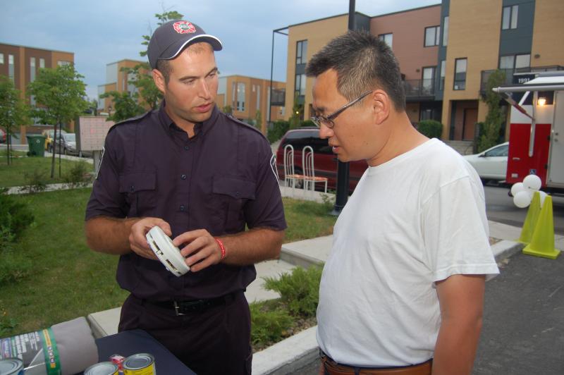Fire safety educator with Montréal resident during a public awareness activity