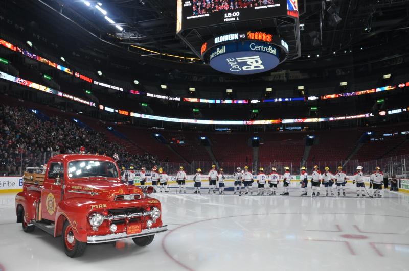 Hockey match between Canadiens alumni and Montréal firefighters at the Bell Centre