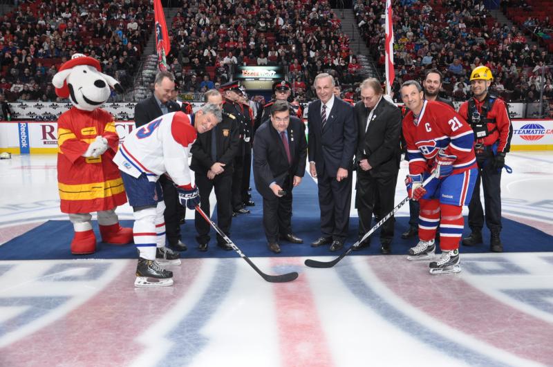Match de hockey entre les Anciens Canadiens et les pompiers du SIM au Centre Bell