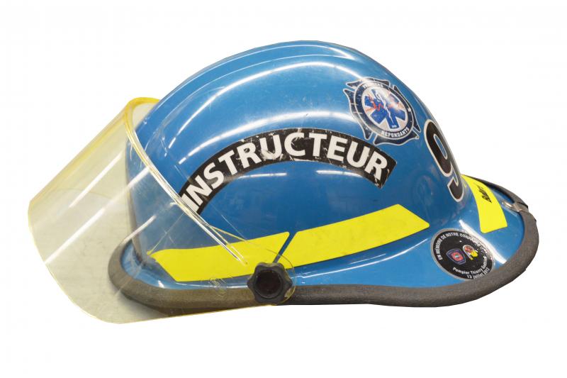 Le casque bleu de l’instructeur des conducteurs.