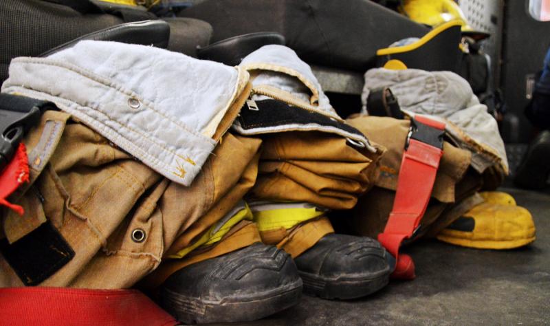 Des habits et bottes de pompier.
