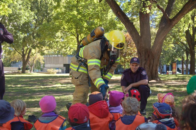 Un pompier éducateur s'adresse à des enfants lors d’une activité de sensibilisation à l’Université McGill. 