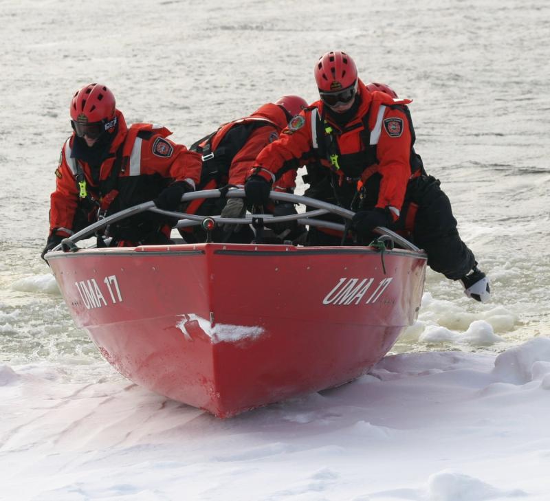 L'équipe de pompiers spécialisés en sauvetage sur glace, en bateau.