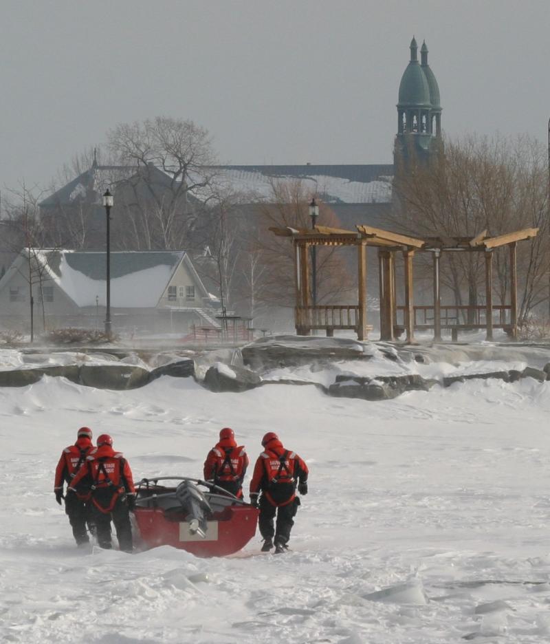 L'équipe de pompiers spécialisée en sauvetage sur glace.