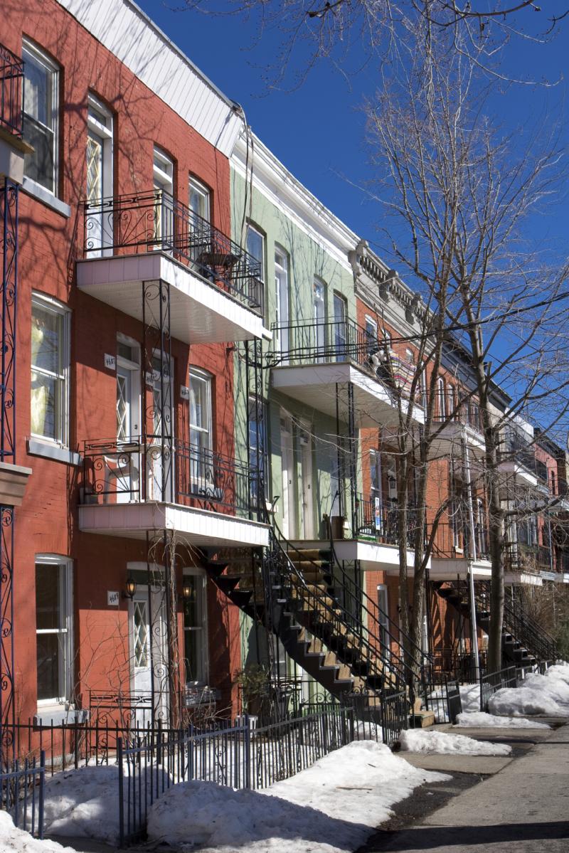 La façade de trois immeubles à appartements situés sur le Plateau Mont-Royal, à Montréal.