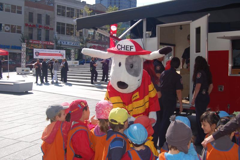 La mascotte Chef lors du lancement du Mois de la prévention des incendies.