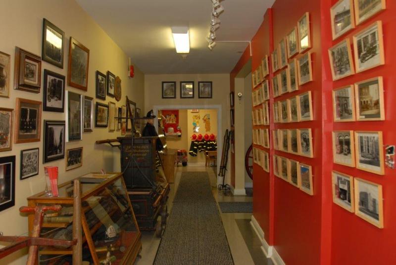 Une multitude de photos et d'objets de différentes époques exposés au Musée des pompiers de Montréal. 