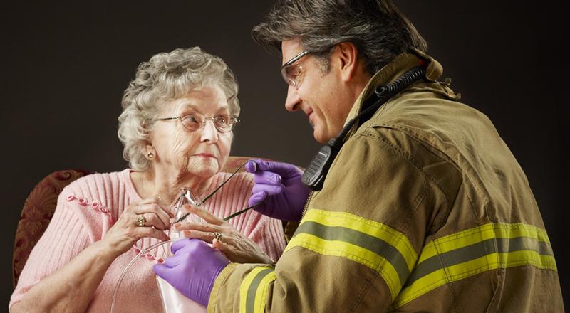 Un pompier premier répondant intervient auprès d'une citoyenne âgée.