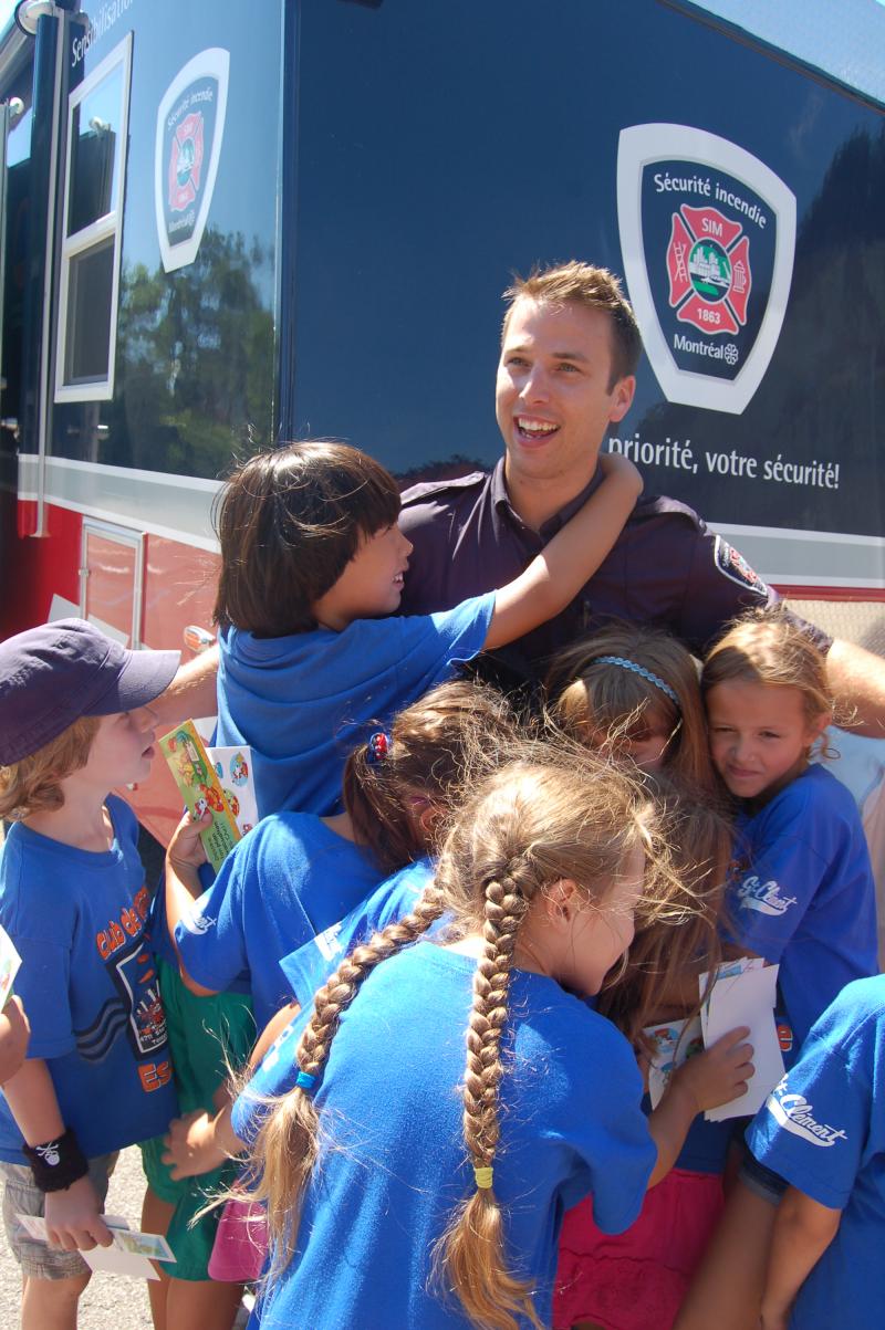 Les enfants remercient le pompier éducateur de sa visite.