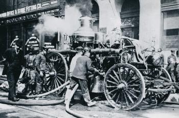 Pompe à vapeur lors de l'incendie du Herald