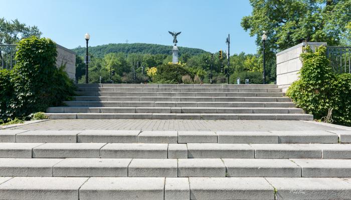 George William Hill, "Monument à sir George-Étienne Cartier", 1919. Le monument est situé au point le plus haut de l’avenue du Parc et dans la perspective de la rue Rachel, selon une des mises en scène les plus réussies de la montagne.