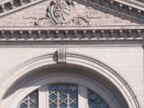 Détail du fronton et de la base du dôme de la basilique. Photographie.