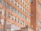 L’emploi de palier dans l’organisation du complexe de l’Hôpital général de Montréal met en valeur la topographie du mont Royal. Photographie.