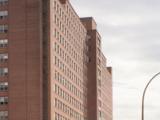 L’édifice Cedar Avenue (ailes D et E) de l’Hôpital général de Montréal fait face au mont Royal. Photographie.