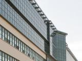 L’élévation principale de l’École Polythechnique de Montréal est aujourd’hui en partie cachée par le pavillon Pierre-Lassonde et Claudette-MacKay-Lassonde, construit devant en 2005. Photographie.