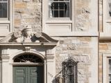 Détail de la décoration architecturale de l’entrée principale de la maison Francis Stuart-Molson. Photographie.