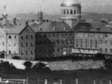 La façade arrière de l’Hôtel-Dieu de Montréal vers 1865. L’hôpital était alors situé en pleine campagne.