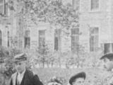 La famille Contant devant le Collège Notre-Dame en 1890.