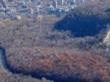 L’héritage de Jacques Cartier : le nom de la montagne, ici vue du haut des airs, avec les gratte-ciels du centre-ville en arrière-plan.