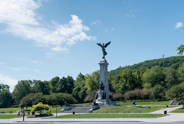 George William Hill, "Monument à sir George-Étienne Cartier", 1919. La montagne, masse de roc et de verdure, sert d’ancrage au parc du Mont-Royal. Photographie.