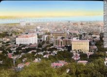 "Vue depuis le mont Royal, Montréal, QC, vers 1923". La ville resserre son empreinte autour de la montagne, un lieu fréquenté et convoité. Photographie.