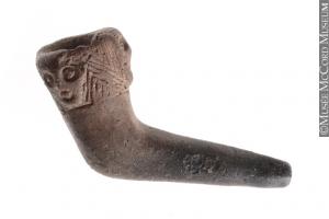 Pipe en argile, Iroquoiens du Saint-Laurent, 15e ou 16e siècle. Quelques traces matérielles subsistent de la présence des Amérindiens sur la montagne à l’époque préhistorique.