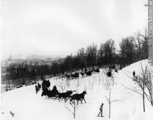 "Balade en tandem dans le parc du Mont-Royal, Montréal, QC, vers 1890". Le parc du Mont-Royal, inauguré en 1876, attire les visiteurs par la variété de ses points de vue et la diversité des activités qu’on y pratique en toutes saisons. Photographie.