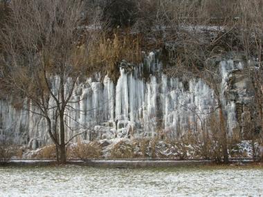 Une paroi glacée au parc Rutherford. Photographie.
