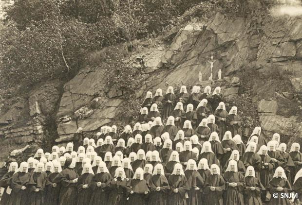 Les nombreuses novices des Sœurs des Saints Noms de Jésus et de Marie dans le jardin de la Maison-mère.