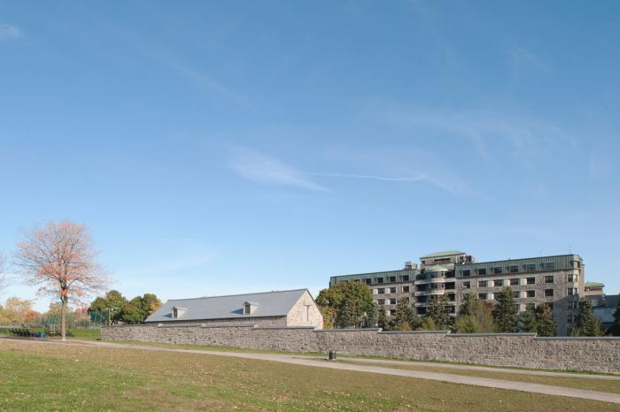 La façade ouest du pavillon Le Royer offre une vue sur la montagne et sur le parc Jeanne-Mance, notamment par sa rotonde centrale. Photographie.