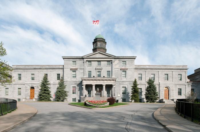 Élévation principale de l’édifice du Collège McGill. Photographie.