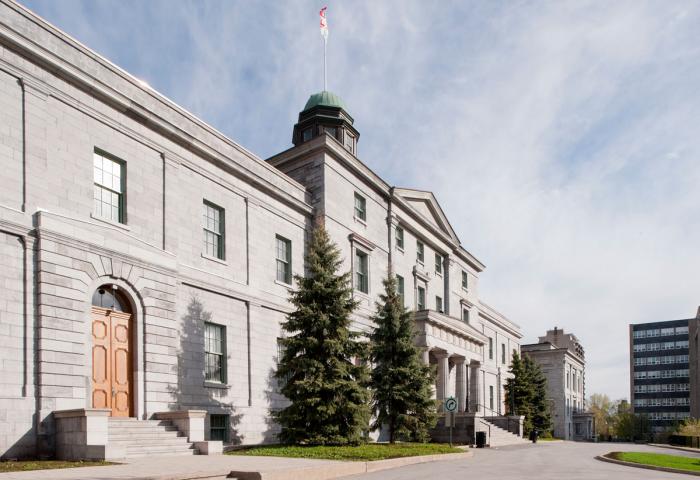 Aile gauche et corps central de l’édifice du Collège McGill. Photographie.