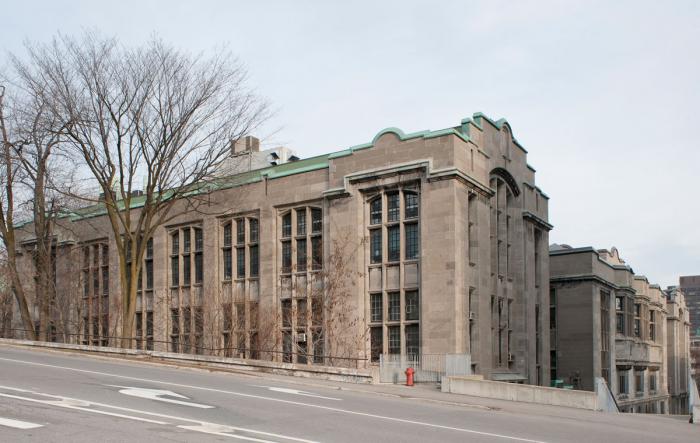 Le pavillon Strathcona d’anatomie et de médecine dentaire à l’angle de la rue University et de l’avenue des Pins Ouest (vis-à-vis de l’Hôpital Royal Victoria). Photographie.