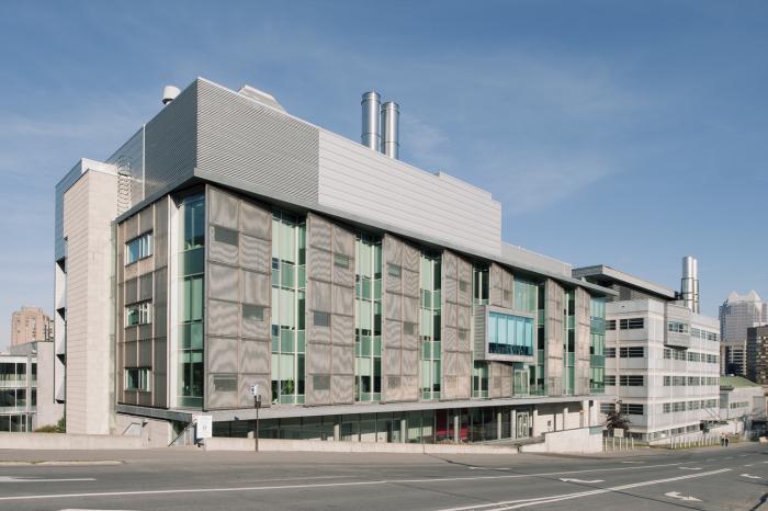 La façade du Centre d’innovation Génome Québec et Université McGill sur l’avenue du Docteur-Penfield. Photographie.