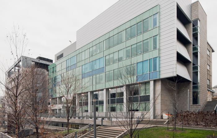 La façade du Centre d’innovation Génome Québec et Université McGill vers l’intérieur du campus. Photographie.