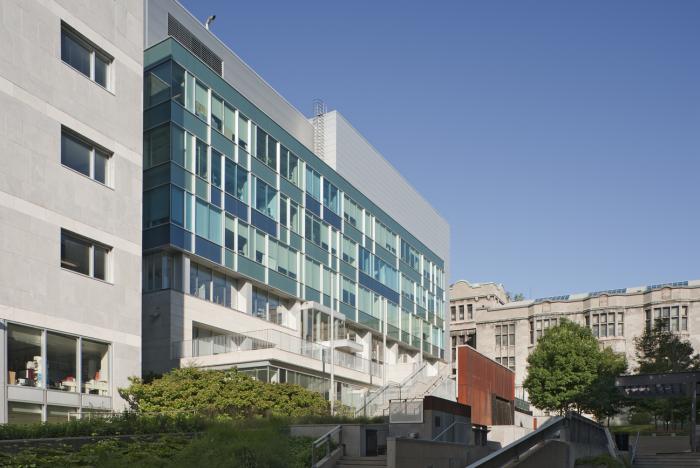 Vue du Centre d’innovation Génome Québec et Université McGill, avec le pavillon Strathcona de médecine au fond. Photographie.