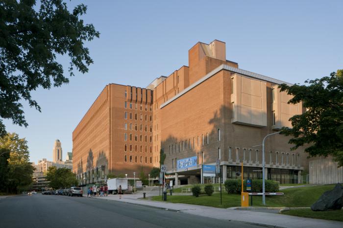 Le pavillon Lionel-Groulx, contigu avec le pavillon 3200, rue Jean-Brillant, est situé dans le secteur ouest du campus de l’Université de Montréal. Photographie.