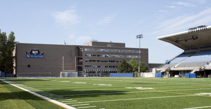 Le Centre d’éducation physique et des sports de l’Université de Montréal est situé à côté du Stade d’hiver, auquel il est relié par une passerelle. Photographie.