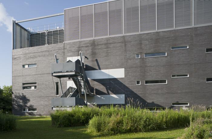 L’élévation latérale gauche du pavillon J.-Armand-Bombardier se distingue des autres façades par le traitement des ouvertures et l’emploi d’un revêtement en brique grise. Photographie