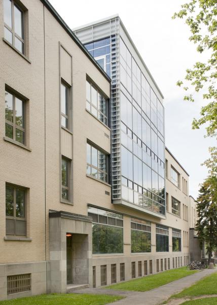 Élévation latérale gauche du pavillon de la Faculté de l’aménagement. Tout comme la façade principale, celle-ci a fait l’objet de modification au niveau des ouvertures à la suite de son acquisition par l'Université de Montréal.