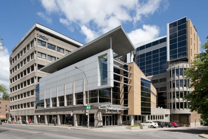 Élévations principale et latérale droite de l’Institut de recherches cliniques de Montréal. On remarque, par leur traitement, une partie des ajouts faits au bâtiment initial au fil du temps. Photographie.
