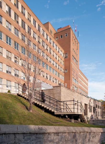 L’emploi de palier dans l’organisation du complexe de l’Hôpital général de Montréal met en valeur la topographie du mont Royal. Photographie.