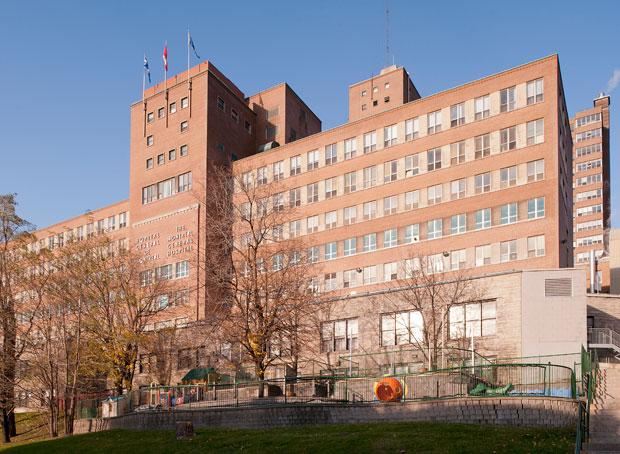 Élévation principale de l’édifice Pine Avenue (ailes A et B) de l’Hôpital général de Montréal, donnant sur l’avenue des Pins Ouest. Photographie.
